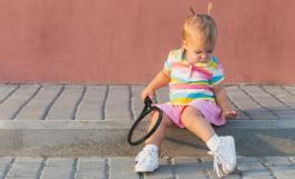 Petite fille en tenue pour faire du tennis