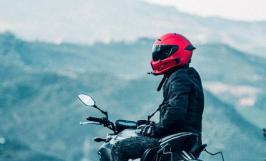 moto-50-cc-conducteur-casque-cyclomoteur