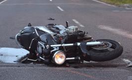Moto couchée sur la route suite à un accident