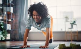 Femme pratiquant le renforcement musculaire à domicile