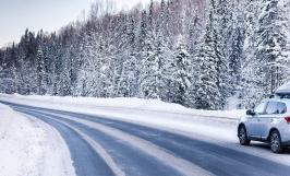 Une voiture blanche sur une route enneigee
