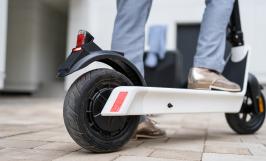 Gros plan sur les roues d'une trottinette électrique blanche