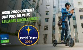 Un homme en costume sur une trottinette électrique
