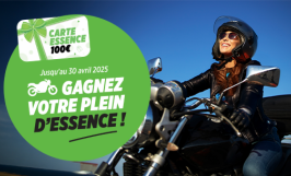 Une femme sur une moto avec un bloc "Gagnez votre plein d'essence"
