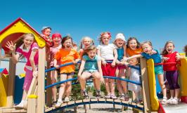 Un groupe d'enfants s'amusant sur une structure en bois