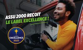 Un homme au volant de sa voiture rouge, portière ouverte