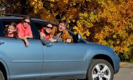 Une famille voyageant en voiture pendant les vacances d'automne