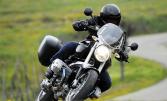 Un motard circulant sur une route de campagne