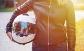 femme tenant casque de moto dans les mains 
