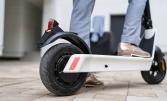 Gros plan sur les roues d'une trottinette électrique blanche