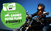Une femme sur une moto avec un bloc "Gagnez votre plein d'essence"