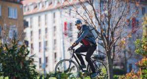 Un homme fait du vélo électrique