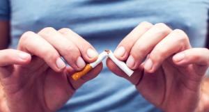 Homme qui déchire une cigarette