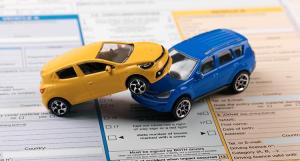 Deux voitures miniatures en collision posées sur un constat amiable