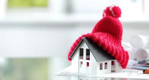 une maison en miniature recouverte par un bonnet rouge
