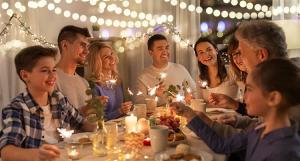 Membres d'une famille à table avec des bougies