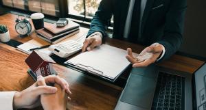 courtier assurance négocie contrat client