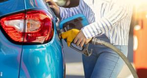 Femme qui met de l'essence dans sa voiture à la station-service