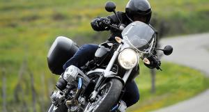 Un motard circulant sur une route de campagne