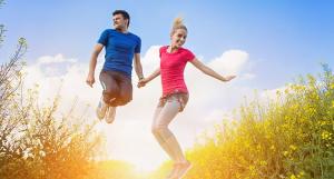 Un jeune homme et une jeune femme heureux de faire du sport dans la nature