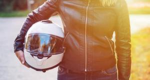 femme tenant un casque de moto à la main