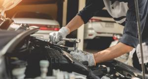 Garagiste qui répare une voiture