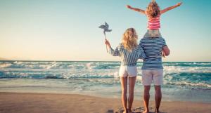 Une famille de dos à la plage