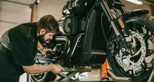 Garagiste qui répare une moto