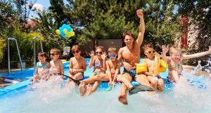 Groupe d'enfants en colonie de vacances dans une piscine