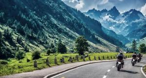 Vacances en moto été route de montagne