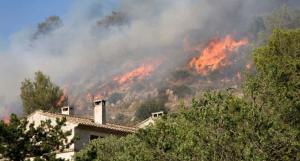 Maison au pieds d'une montagne en feu