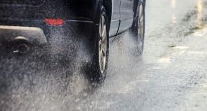 Voiture circulant en ville sous la pluie 