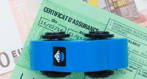Une petite voiture bleue en bois posée sur un certificat d'assurance