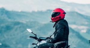 moto-50-cc-conducteur-casque-cyclomoteur