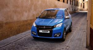 Voiture sans permis Aixam roulant dans la rue