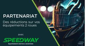 Un gros plan sur un motard casqué avec l'annonce du partenariat Speedway/ASSU 2000