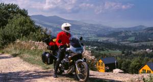 ecoconduite-moto-ecologique-montagne-vert-emission-c02