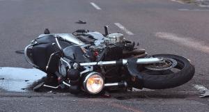 Moto couchée sur la route suite à un accident