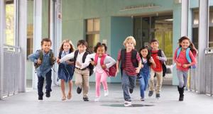 Un groupe d'enfants sortant en courant de l'école
