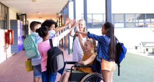 Un groupe d'enfants dans une cour de récréation se tapant dans la main