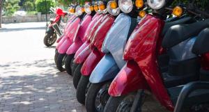 Plusieurs scooters stationnés les uns à côté des autres sur la voie