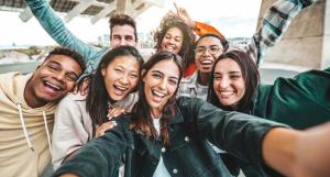 Un groupe de de jeunes étudiants se prenant en selfie