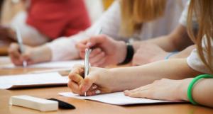 Une élève en train de prendre des notes avec un stylo