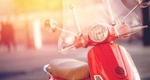 Un scooter rouge stationné sur la roue