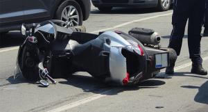 Un scooter accidenté couché sur la route