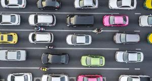 Une route à 5 voies encombrées de voitures et de deux-roues