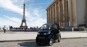 Ark Zero noire garée devant la place du Trocadéro à Paris, avec la Tour Eiffel en arrière plan
