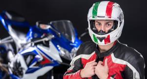 Motard portant un casque et un blouson de protection