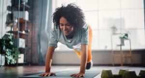Femme pratiquant le renforcement musculaire à domicile