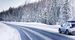 Une voiture blanche sur une route enneigee
